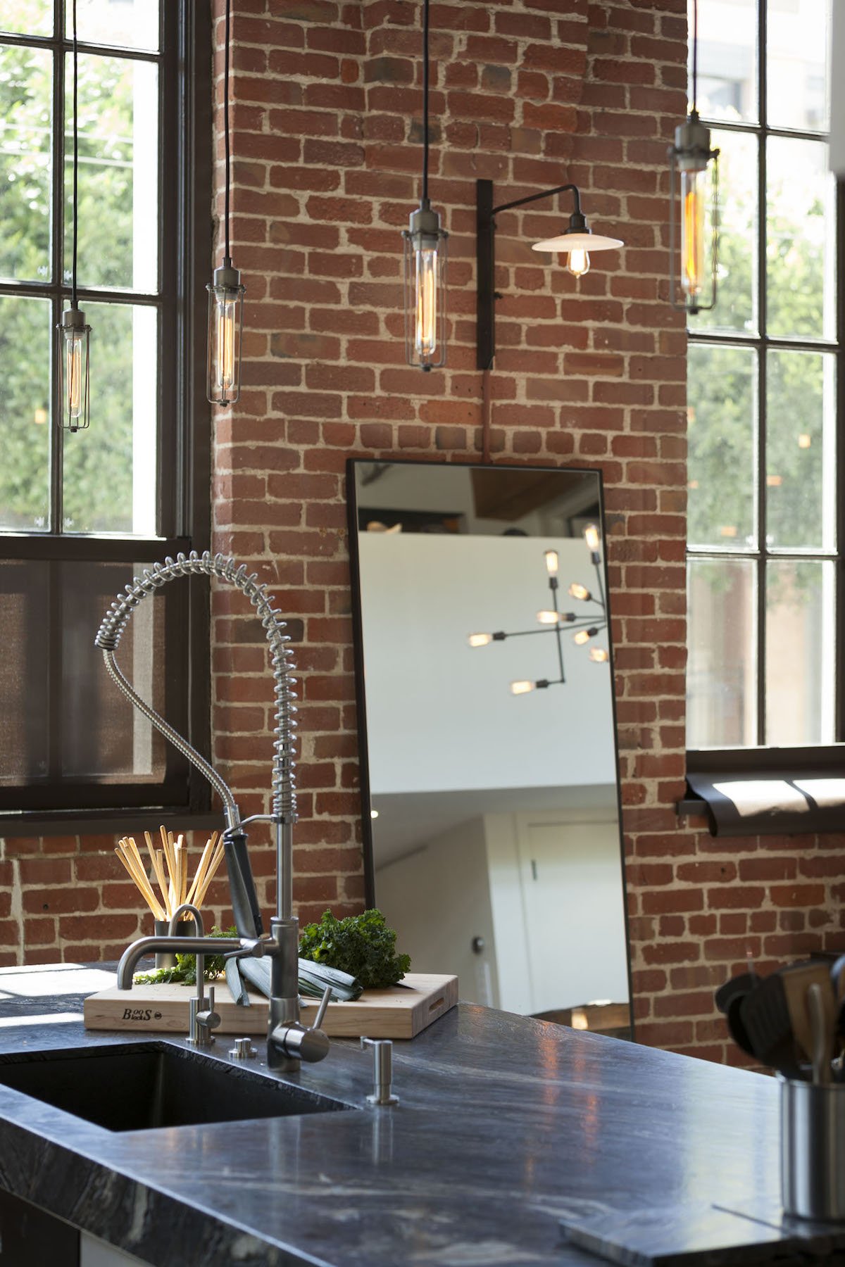 ilot central marbre noir meuble acier inox loft