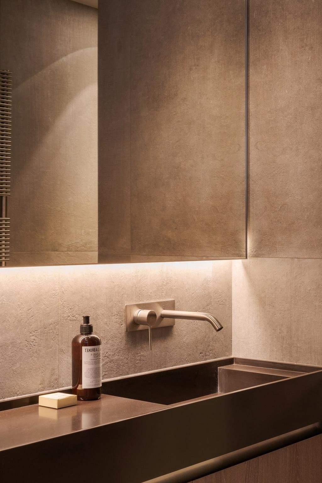 mini salle de bains beige pied-à-terre à Paris