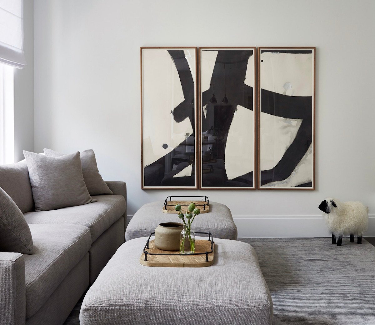 petit salon gris table basse pouf assortiment canapé