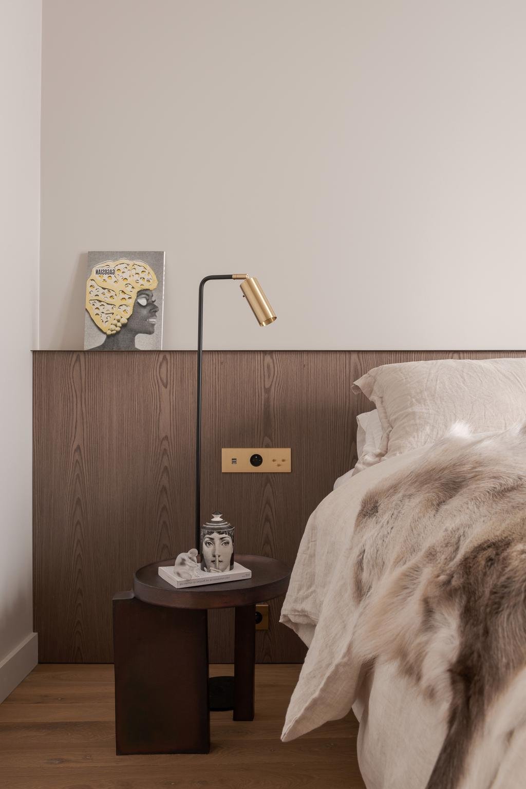 pied-à-terre à Paris chambre beige bougie Fornasetti