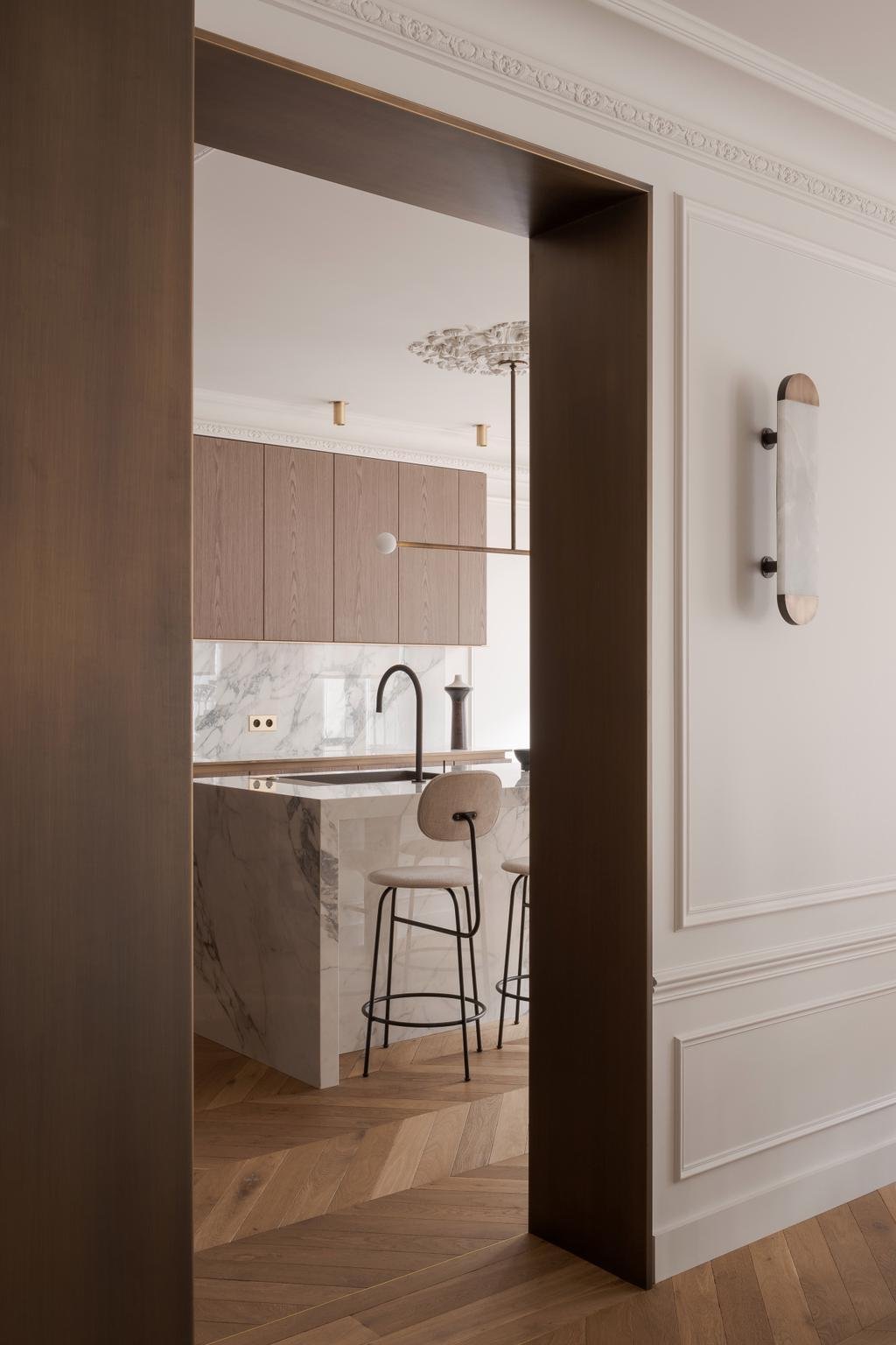 pied à terre à Paris cuisine semi-ouverte bois marbre appartement haussmannien