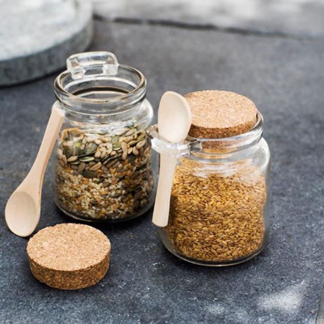 pot verre rond couvercle liège épais cuillère en bois