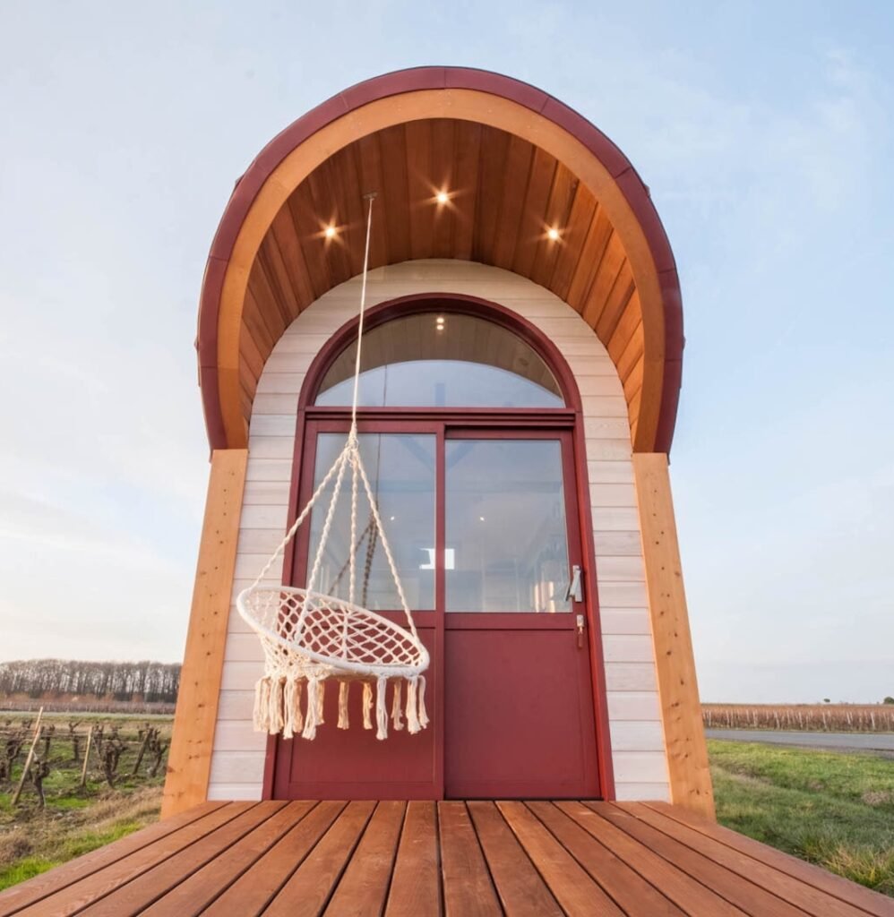 roulotte esprit rustique bohémien rouge bois terrasse spot lumineux