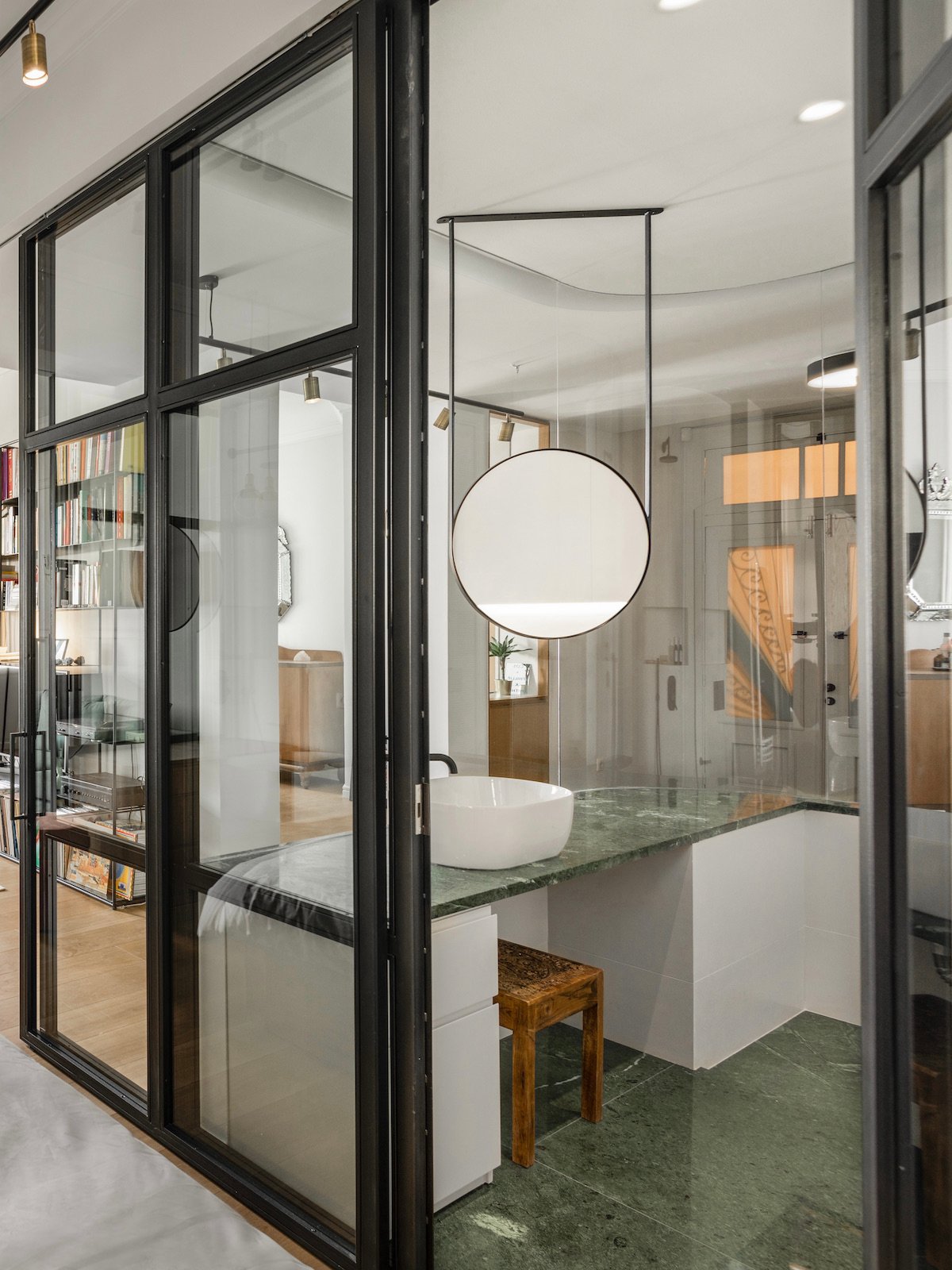 salle de bains blanche marbre vert miroir suspendu plafond