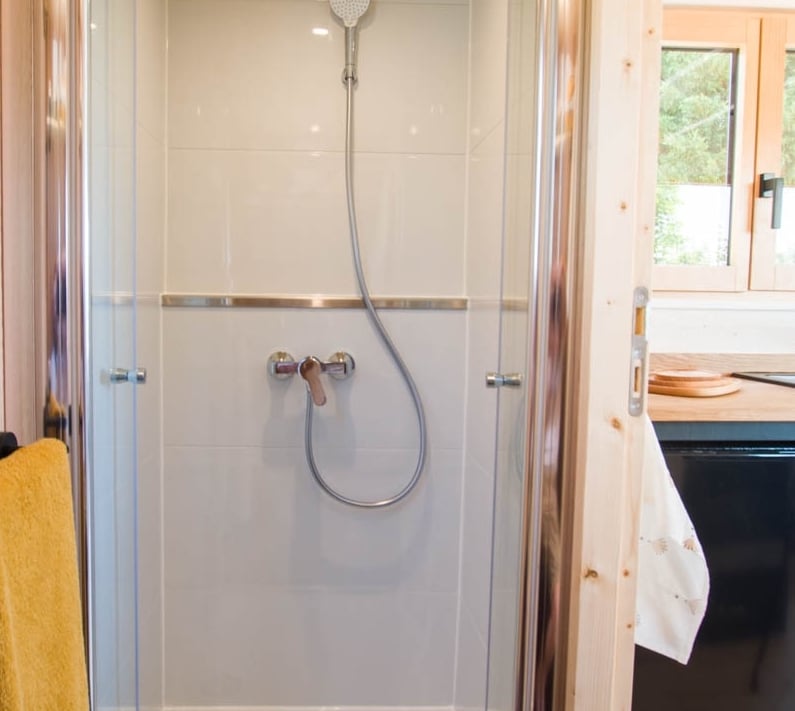 salle de bain douche bois ton poudre pastel