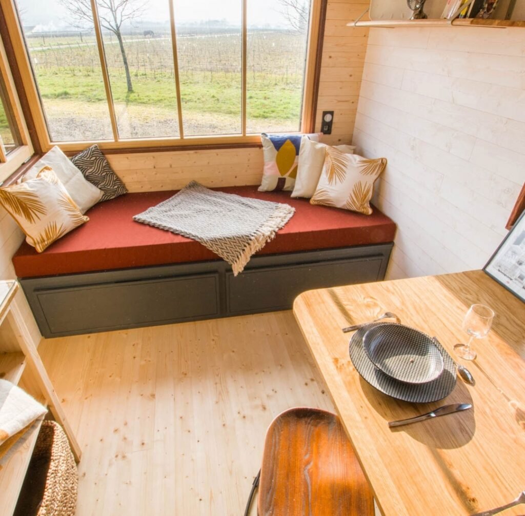 salon banquette bois matelas rouge coussin plaid