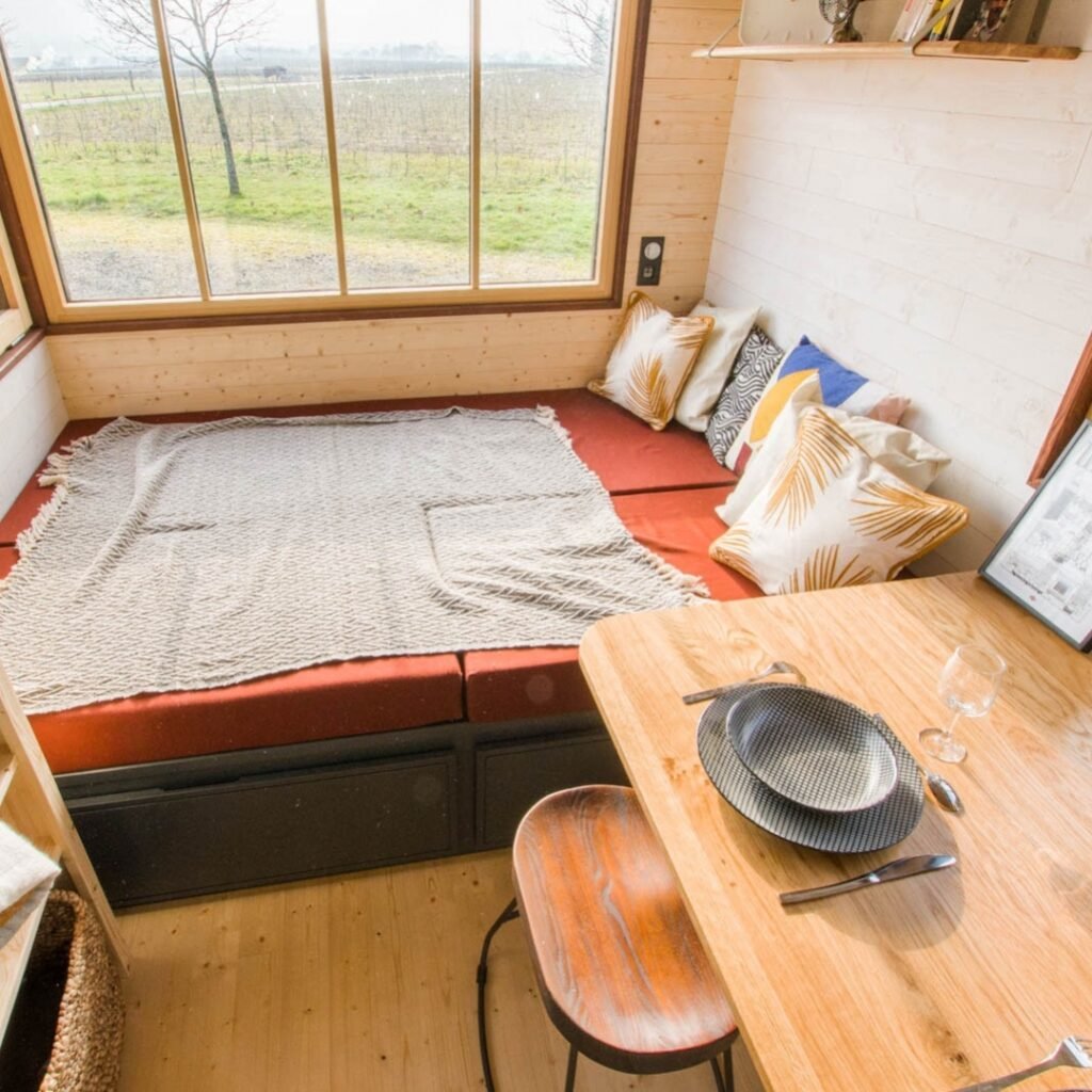 salon banquette bois matelas rouge lit double coussin plaid