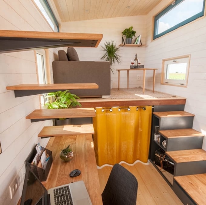 salon canapé gris droit escalier droit bois rideau jaune