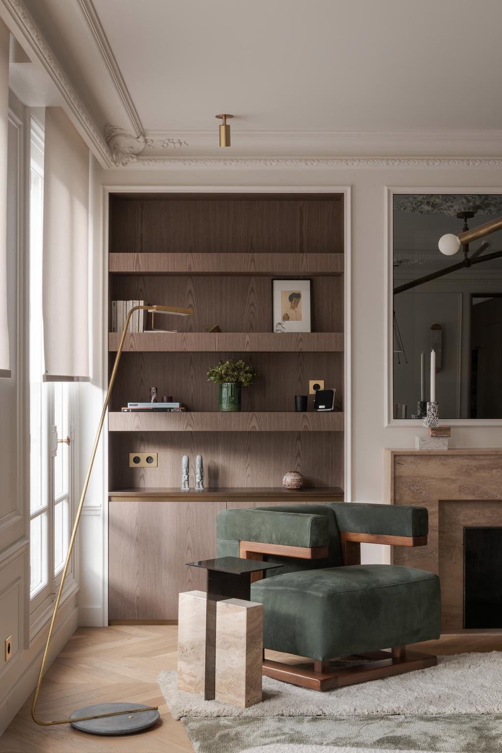 salon déco brutalisme fauteuil vert bois cheminée haussmann moderne