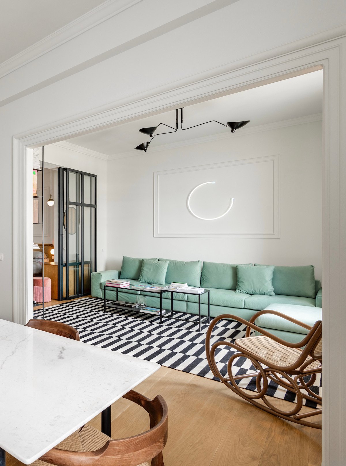 salon déco originale rétro fauteuil rotin bascule cannage suspension Serge Mouille