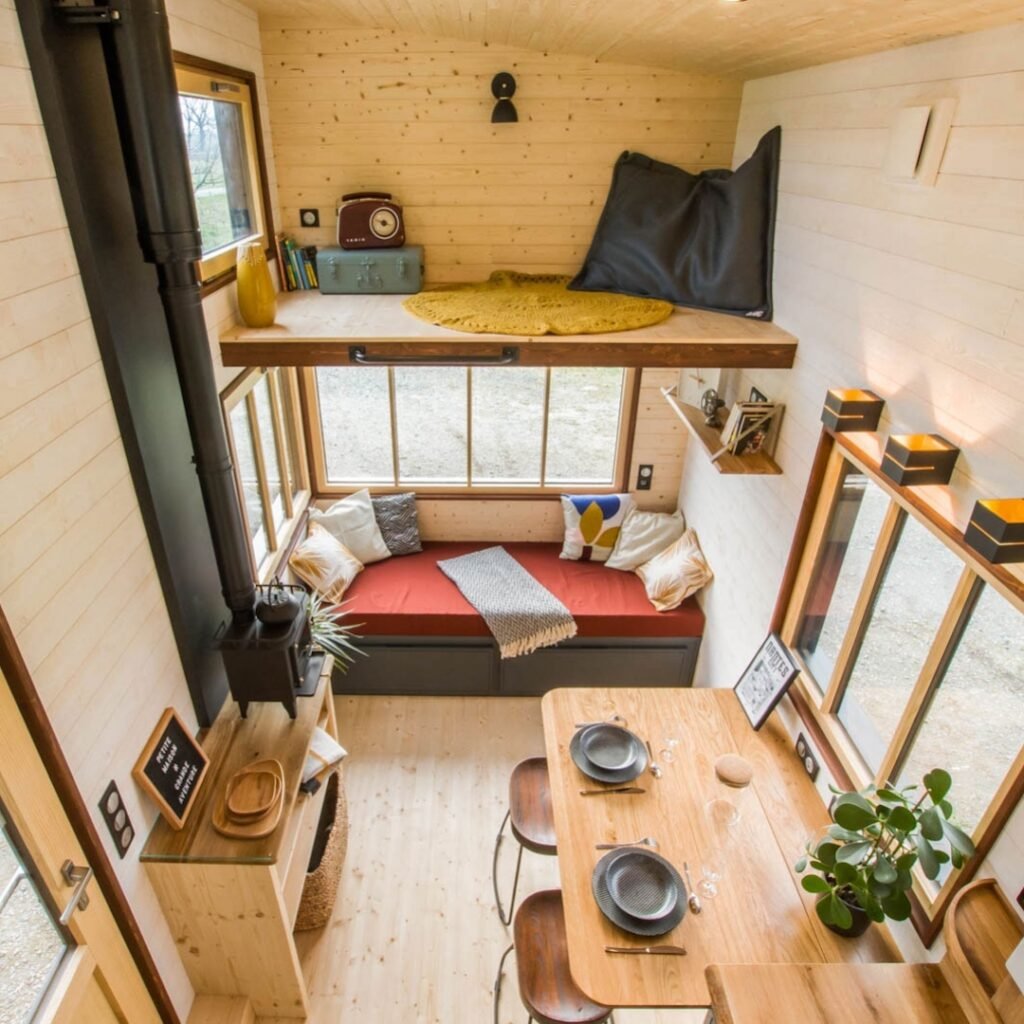 salon pièce de vie mezzanine bois banquette rouge table d'appoint