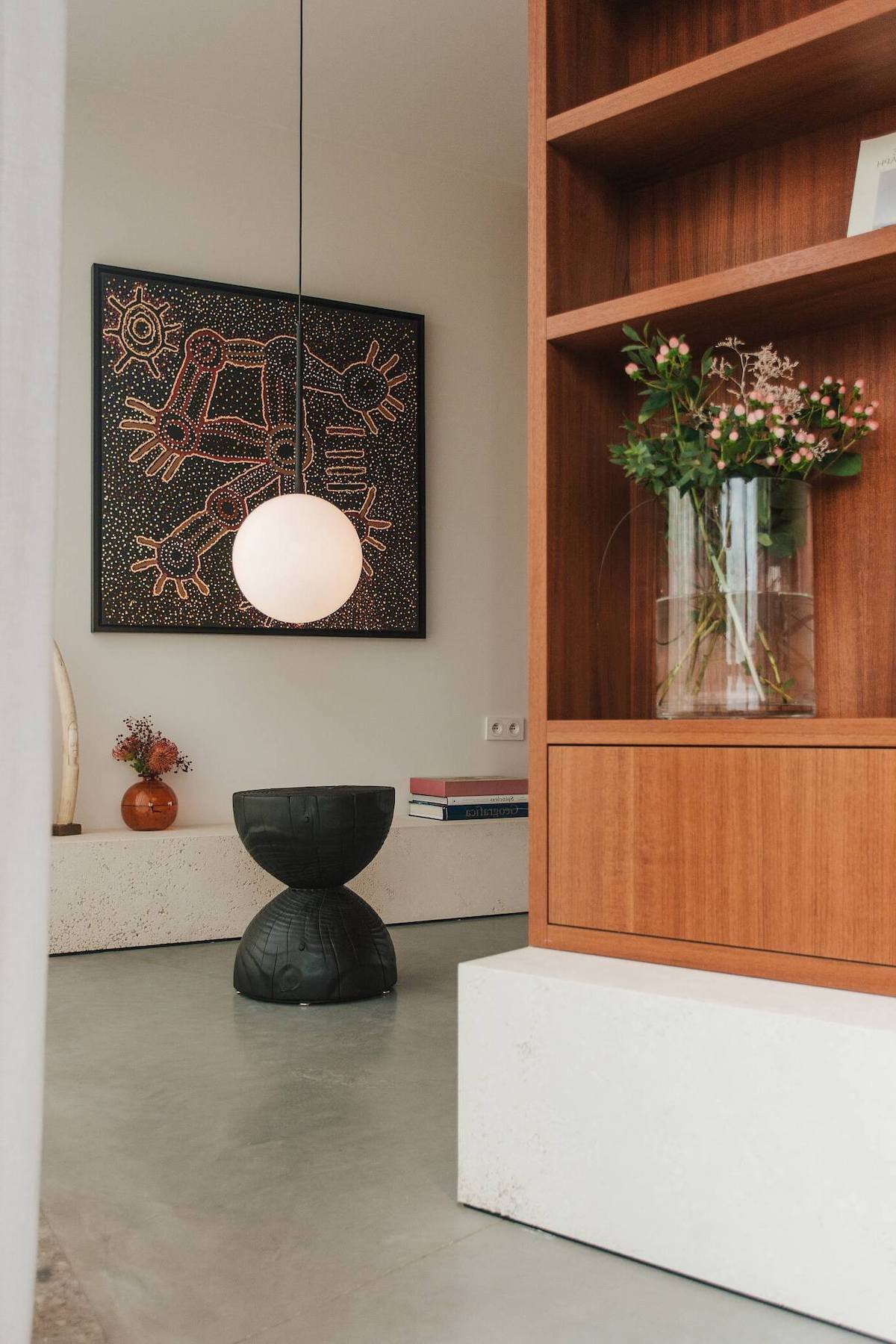 architecture rétro penthouse sol béton mur bibliothèque encastrée bois acajou