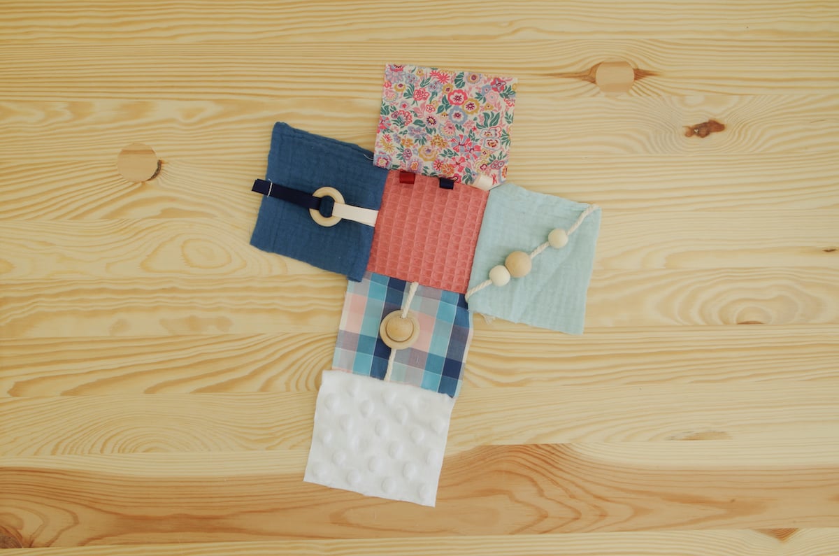 comment coudre cube d'éveil couture sensoriel montessori nourrisson