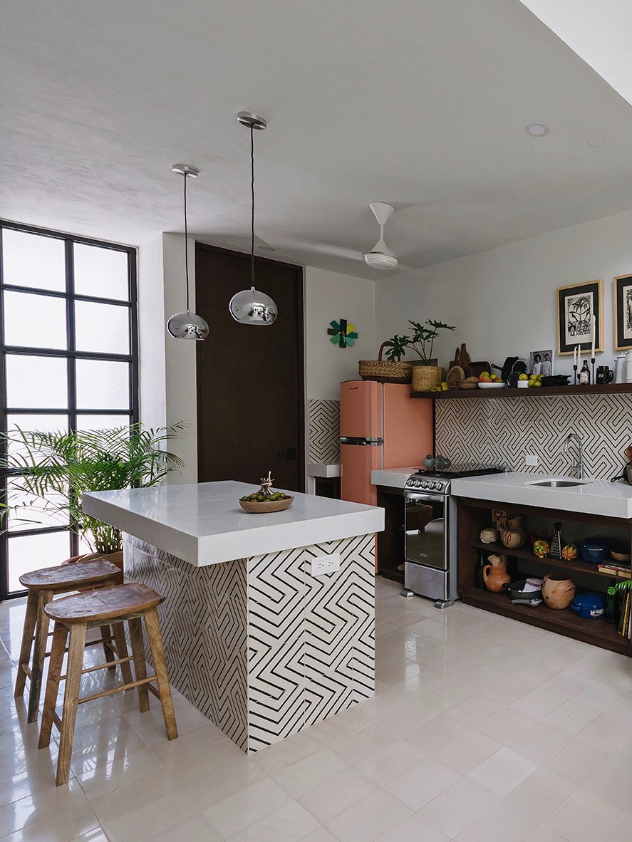 cuisine mid-century moderne carrelage graphique noir blanc