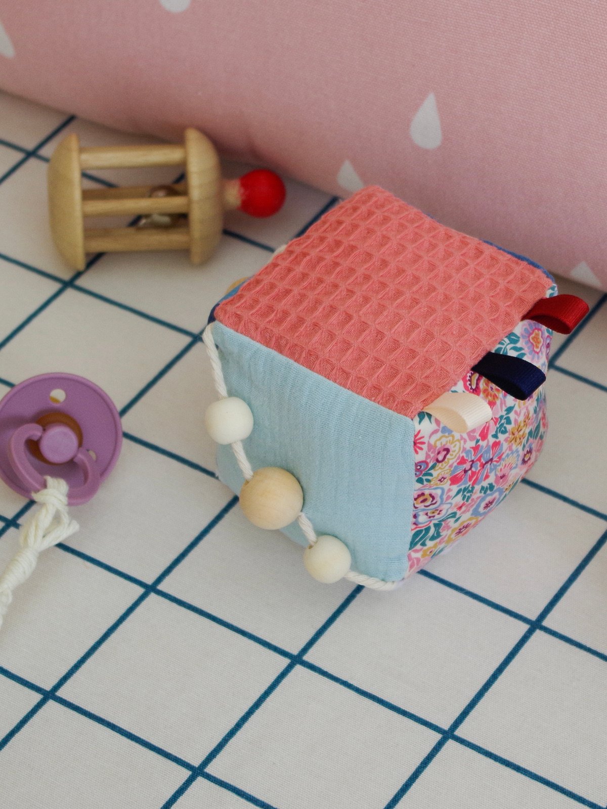 dé sensoriel tissu gaze de coton bio jouet bois bébé