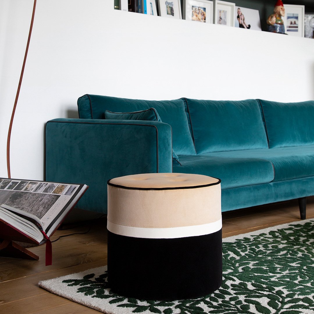 deco noir bleu canapé droit tapis fleuri sol parquet bois