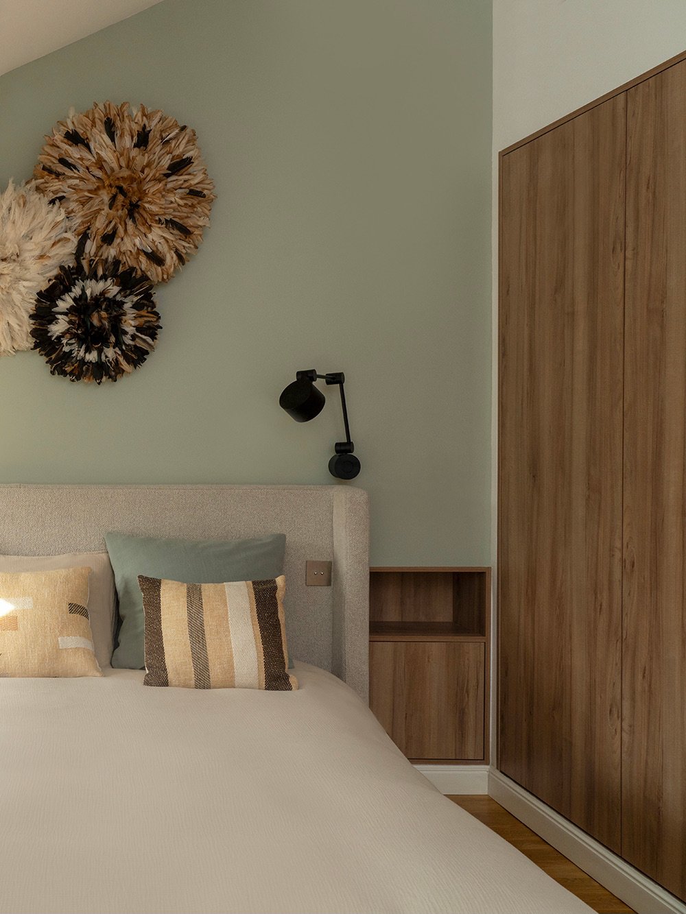 duplex à Paris 9e chambre mur gris vert