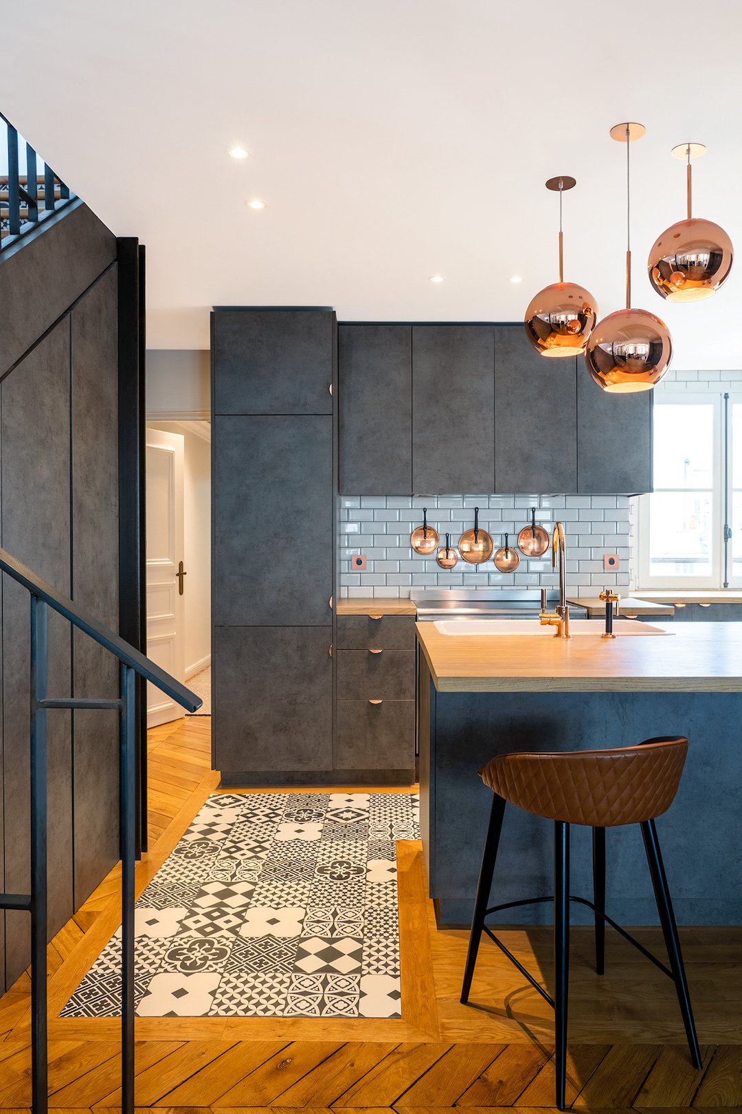 duplex à Paris 9e cuisine grise effet béton poignée lampe cuivre
