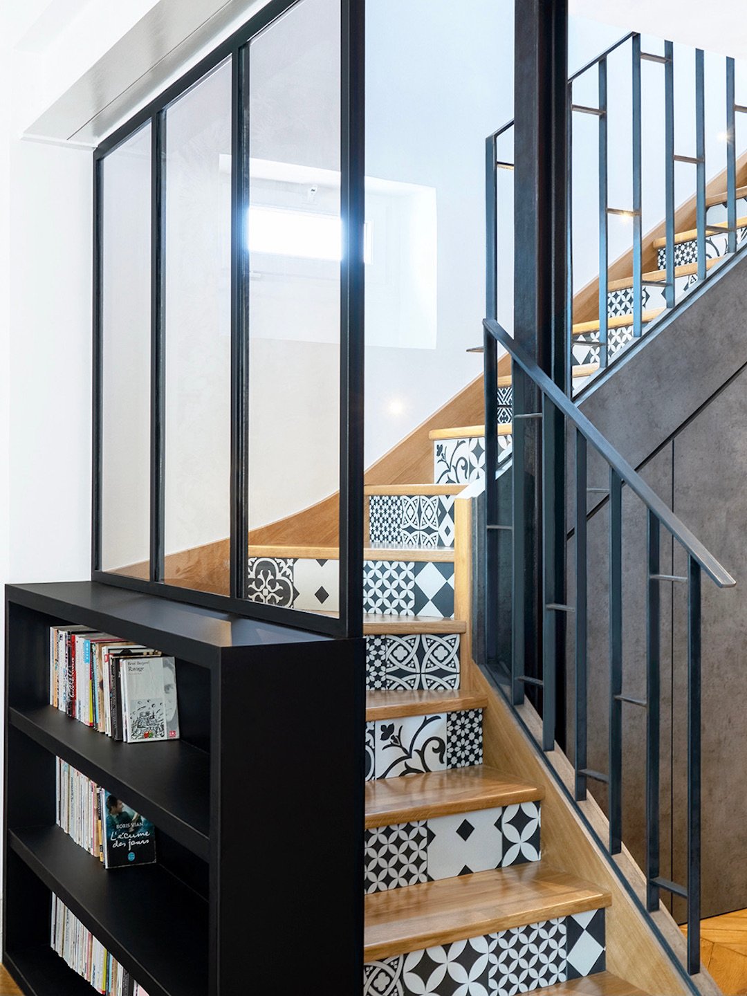 duplex à Paris 9e escalier verrière marches carreaux ciment