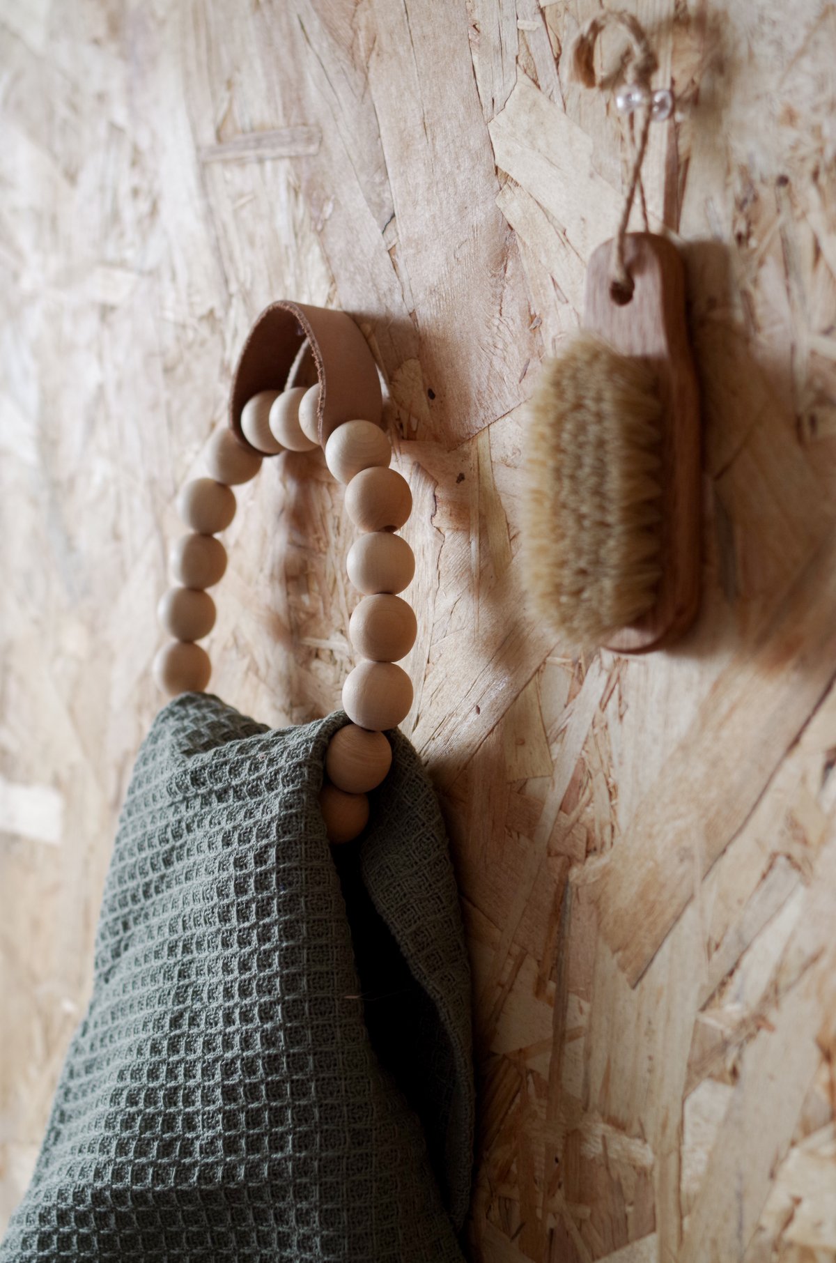 fabriquer porte-serviette bois cuir torchon cuisine