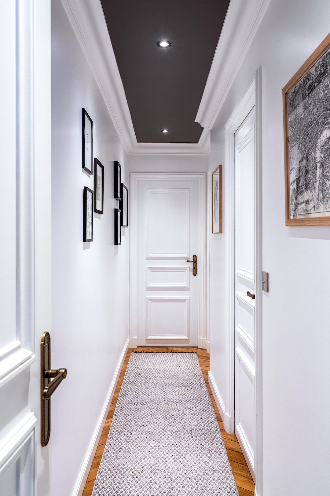 rénovation couloir plafond noir gris