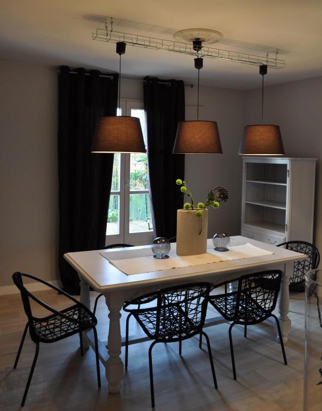 salle à manger déco noir blanc marron