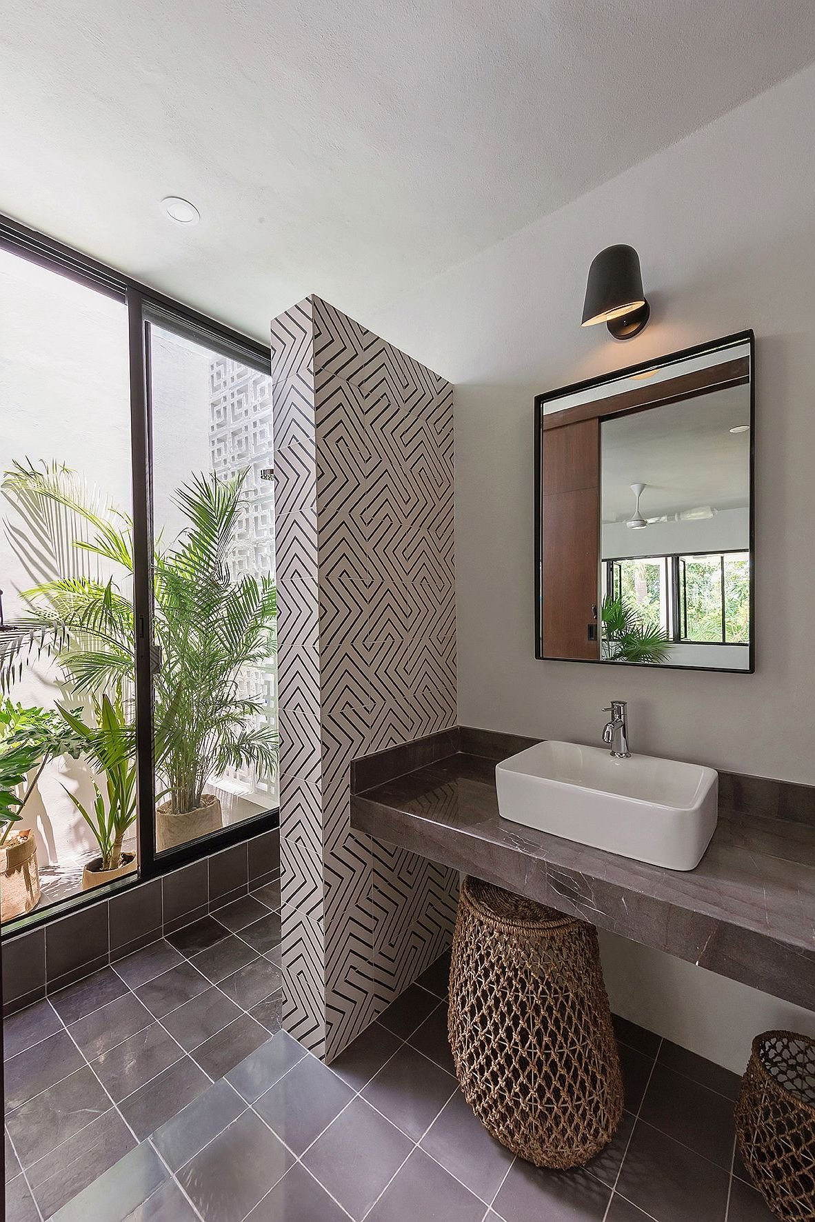 salle de bain noire blanche plan marbre chocolat