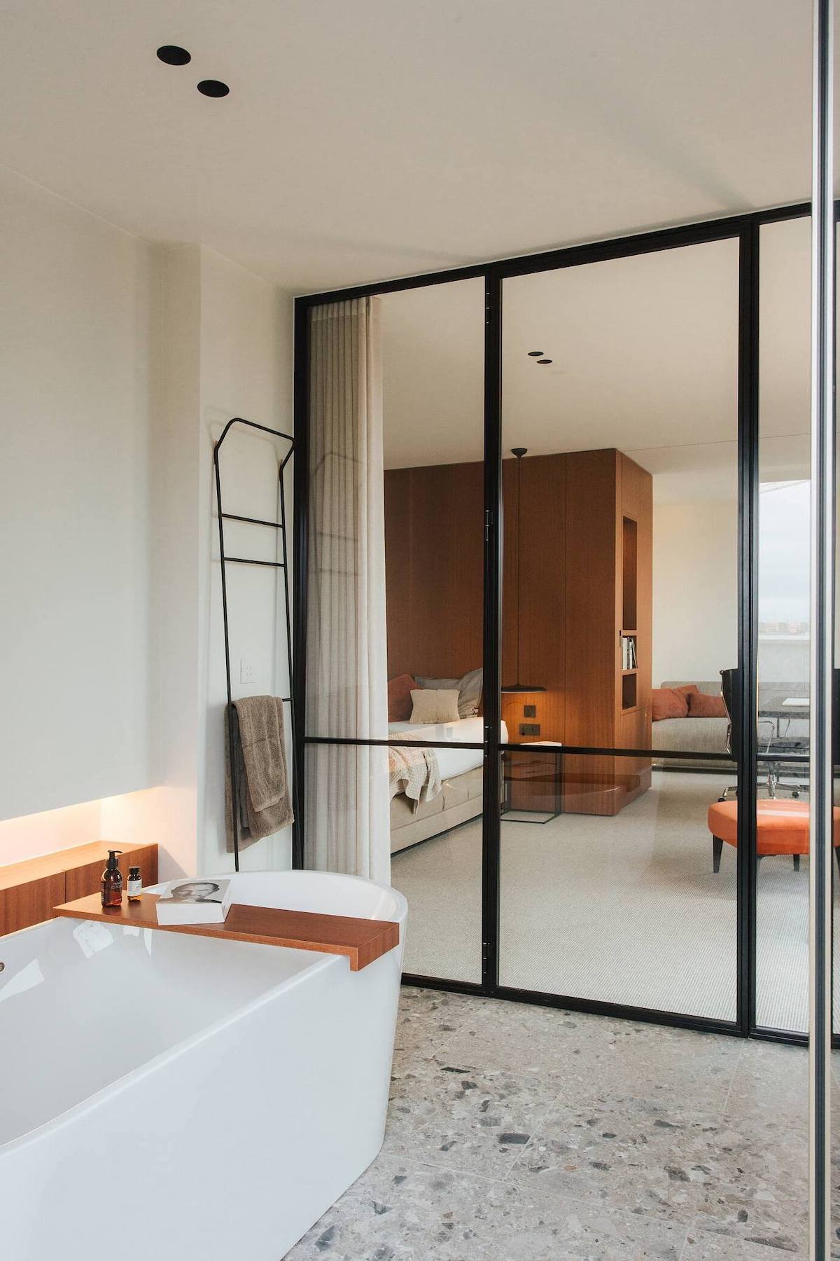 salle de bains baignoire ilot sol terrazzo gris verrière