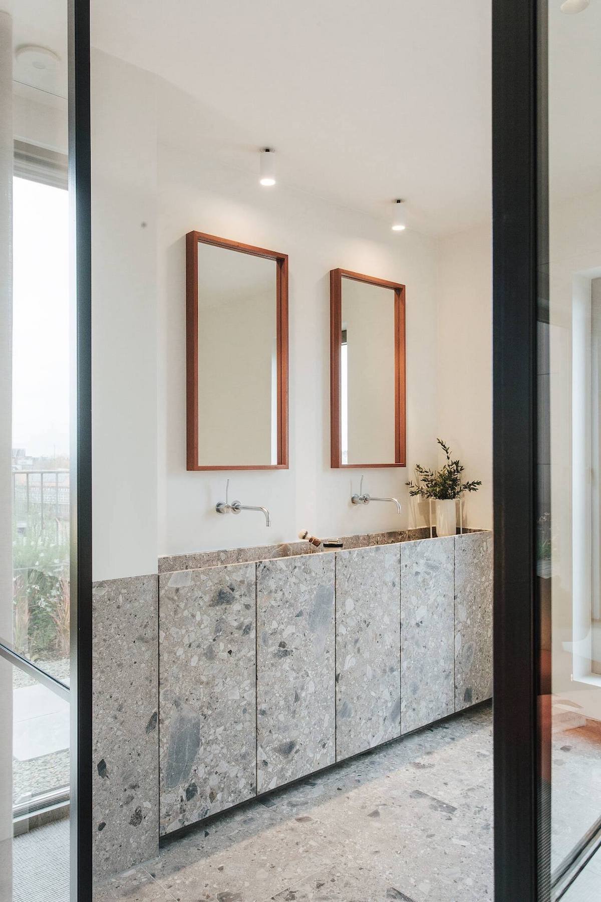 salle de bains vasque sur pied terrazzo gris robinet encastré