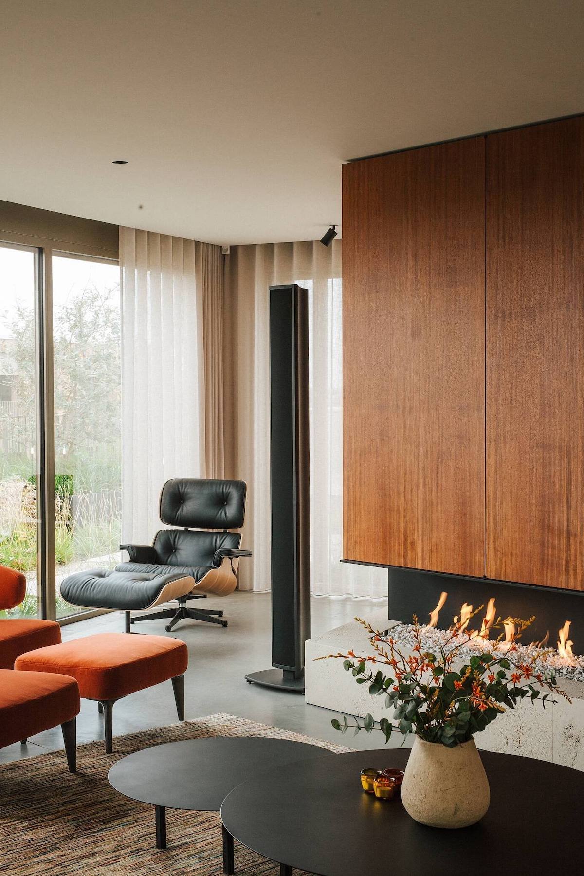 salon déco rétro lc4 Le Corbusier cheminée panoramique angle