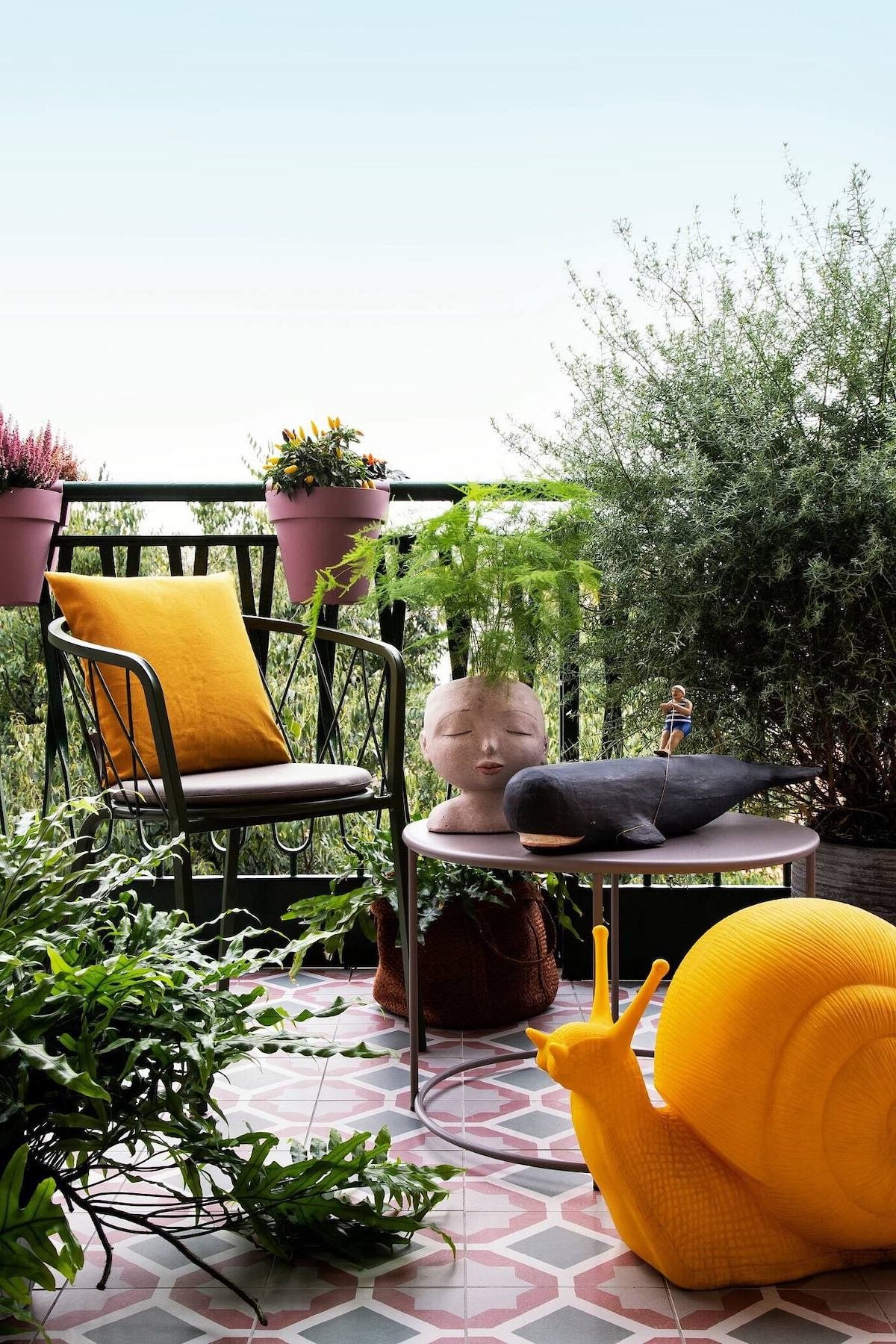 appartement coloré terrasse carreaux ciment gris rose