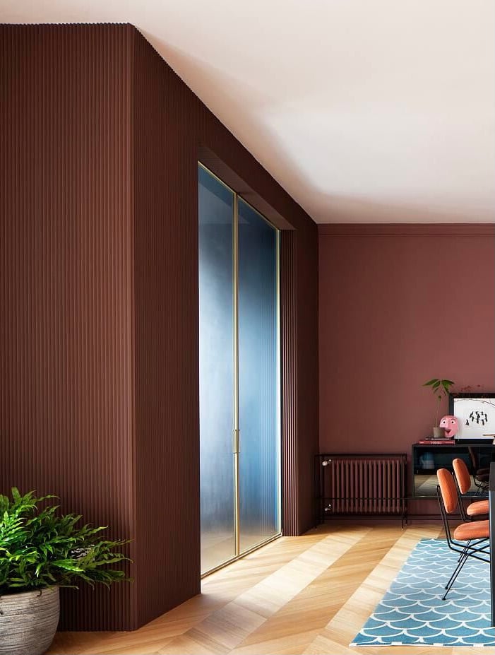 appartement coloré mur peinture terracotta brique tasseau bois peint