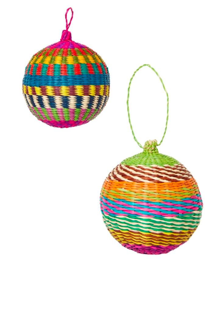 boule de Noël sapin artisanale rotin colorée mexicaine