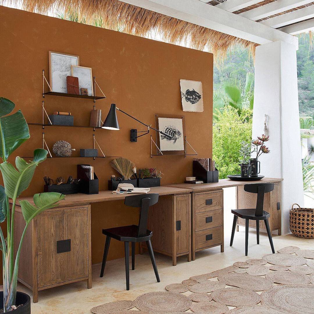 bureau-deco exotique tapis fibre naturelle accessoires noirs métalliques