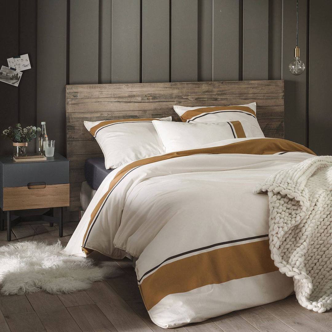 chambre lit double table de chevet gris bois suspension laiton deco moderne