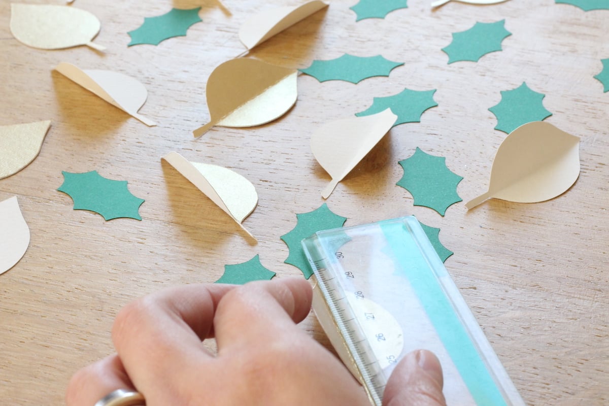 couronne de Noël en papier feuilles dorées Cricut