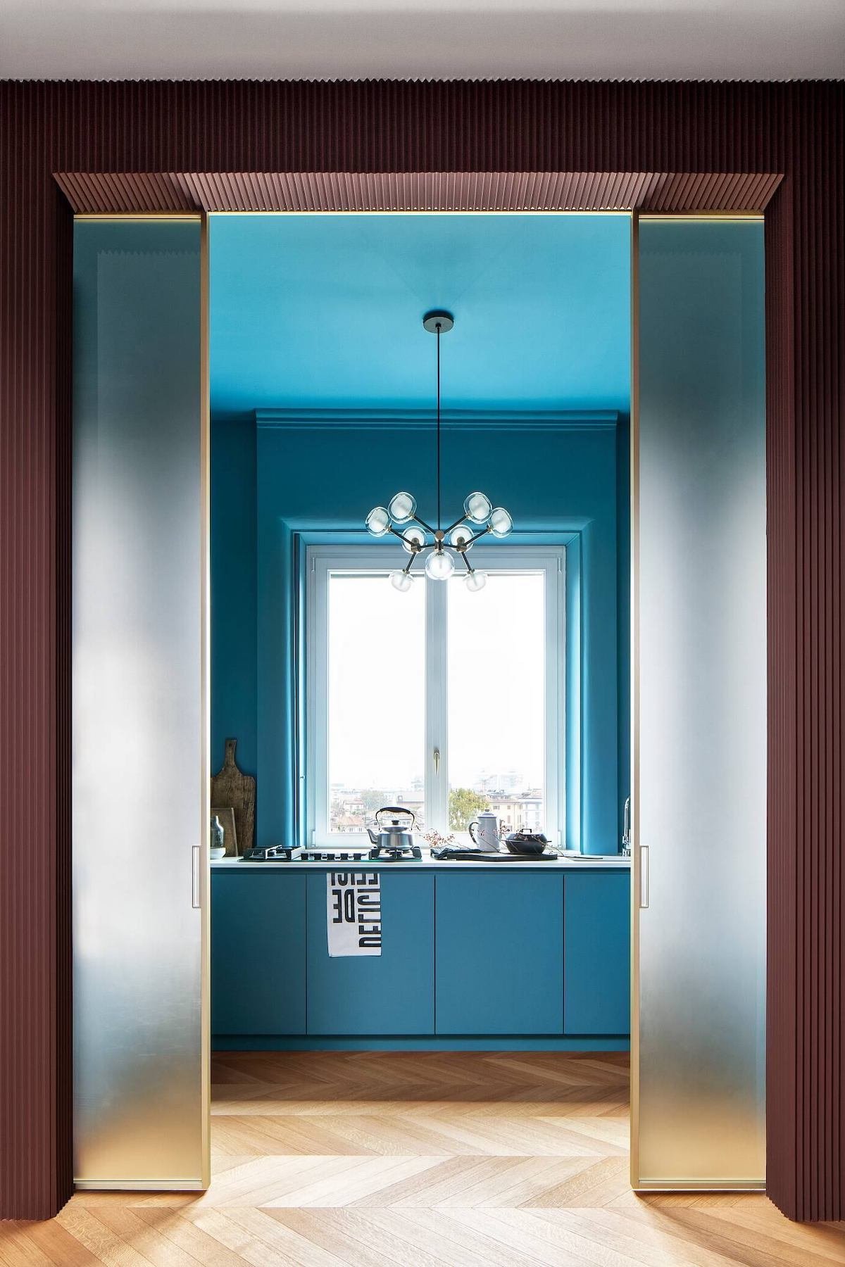 cuisine bleue déco ton sur ton - clem atc