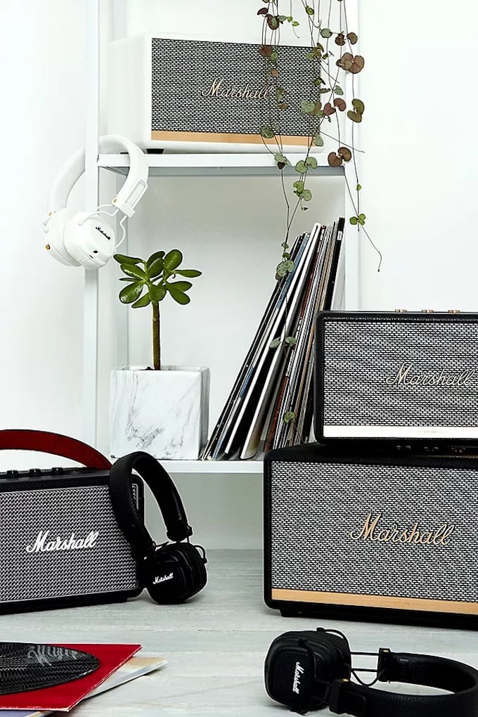 enceinte blanche noire décoration intérieure lumineuse épurée