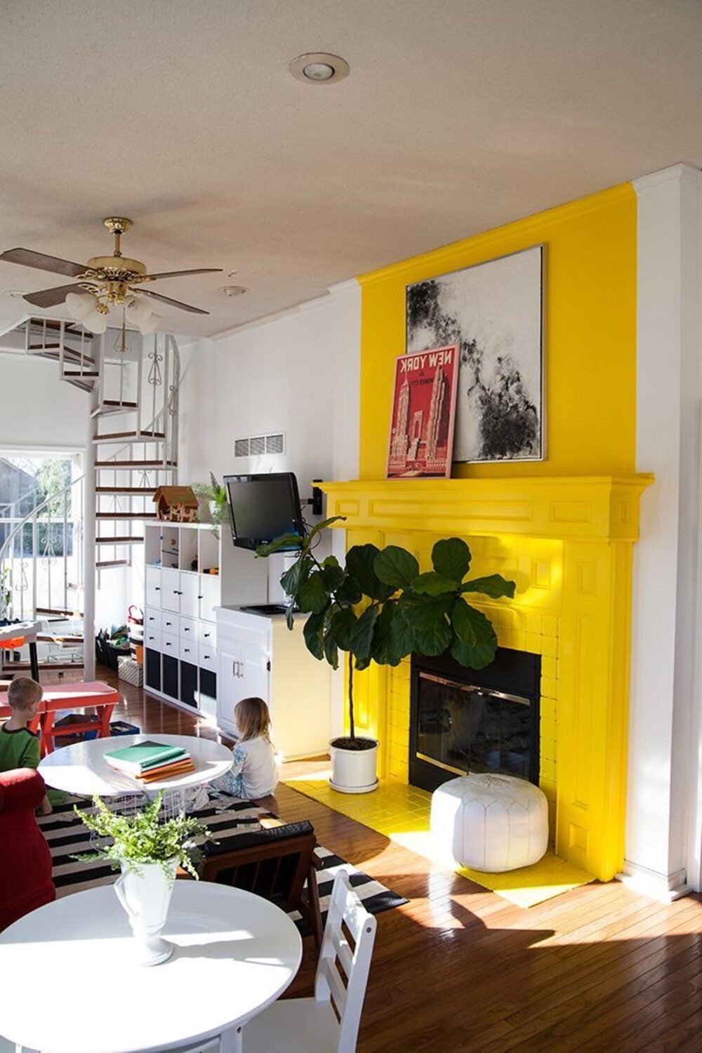 intérieur lumineux sol parquet bois lamé escalier blanc escargot