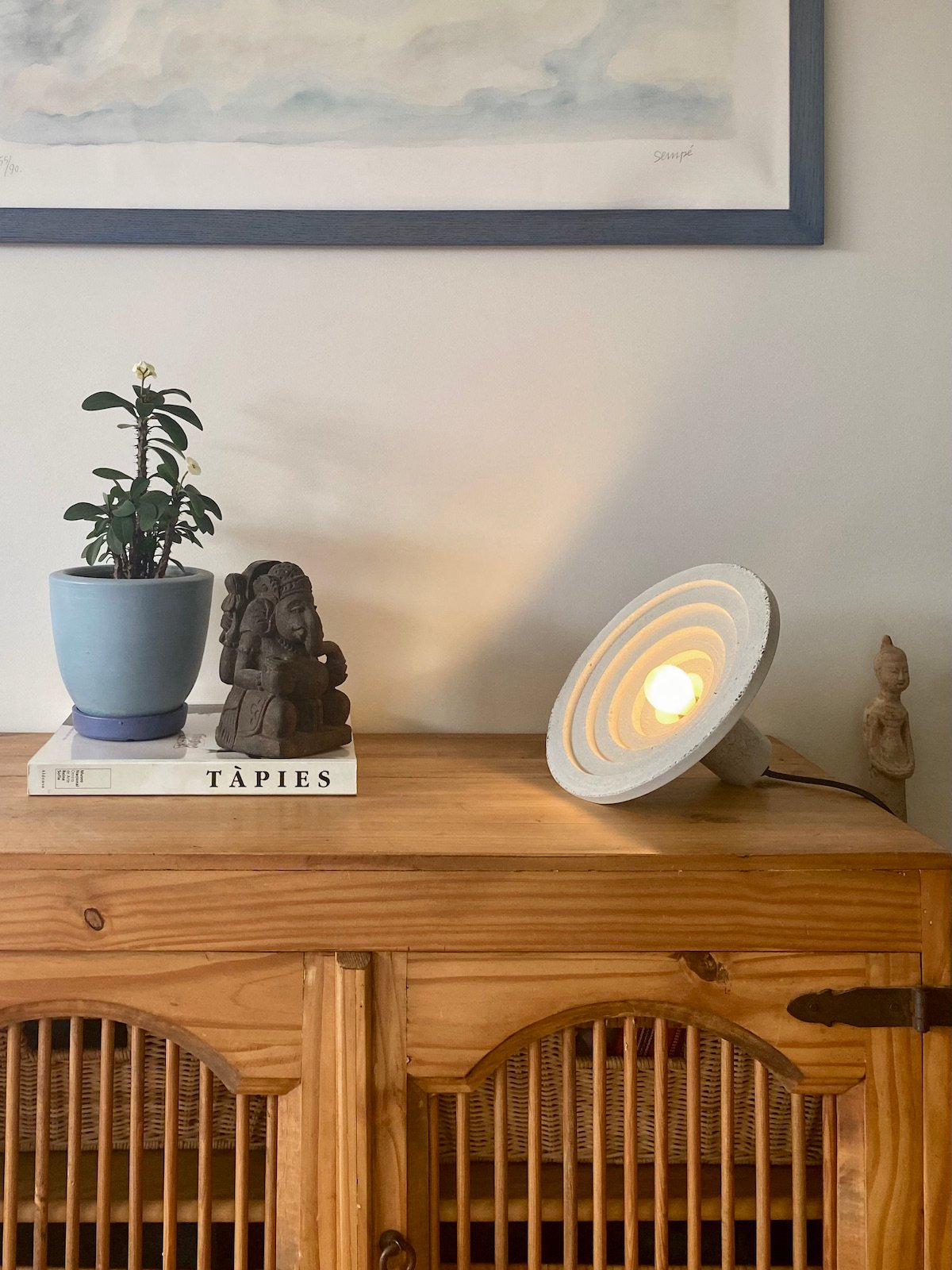 lampe table béton circulaire statuette bois éléphant Antoni Tàpies