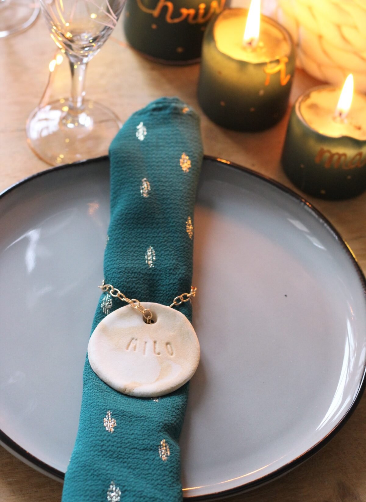 marque place de Noël fait maison table bleue dorée