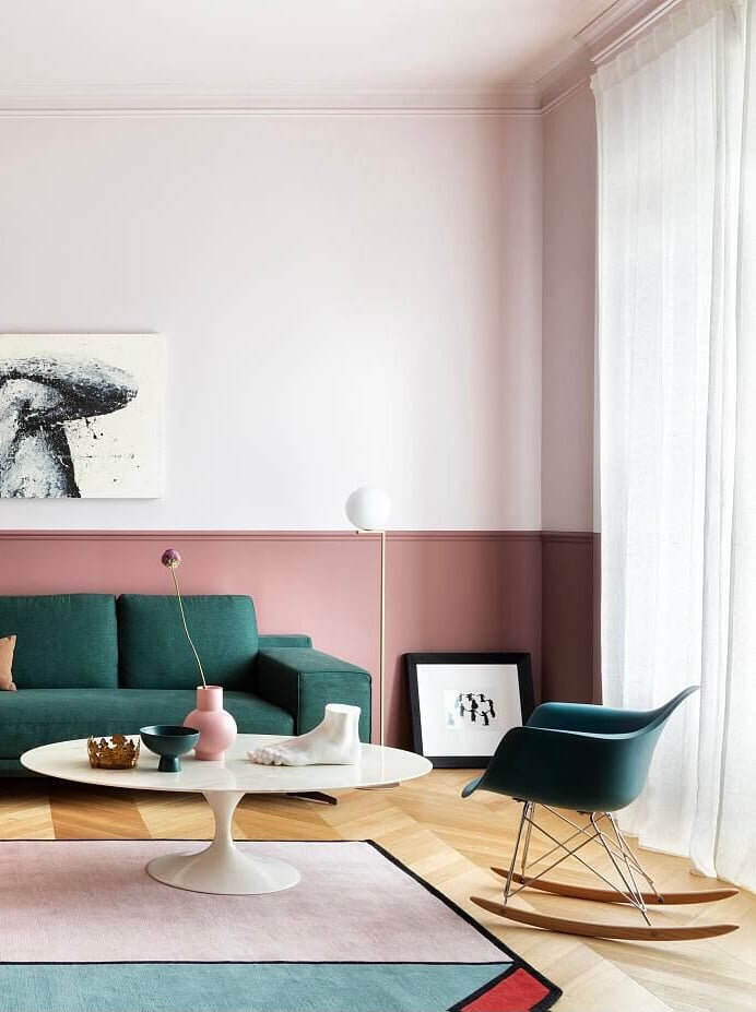 salon canapé vert chaise bascule eames table basse tulip