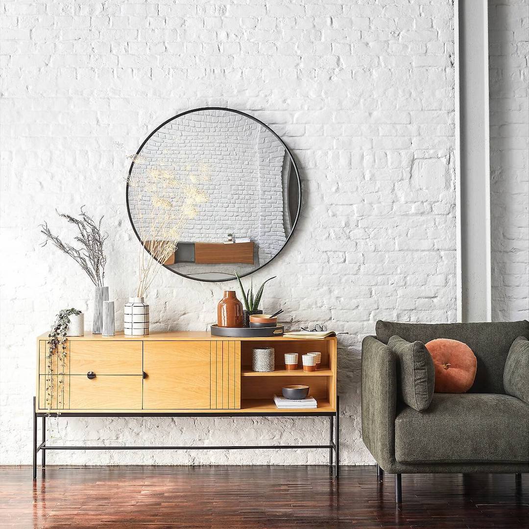 salon mur brique blanche fauteuil gris élégant contemporain moderne