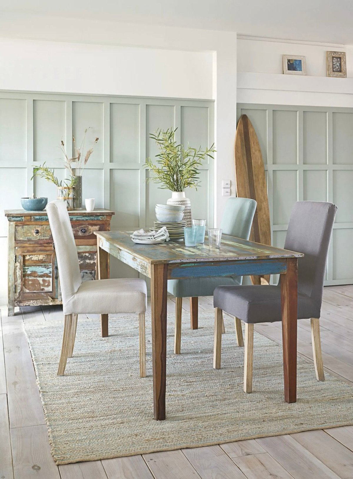 salon soubassement vert eau table campagne vintage suspension rotin