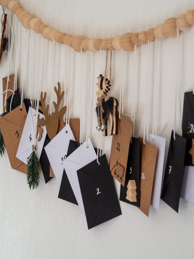 DIY calendrier noel enfant enveloppe noir blanche marron guirlande boule bois