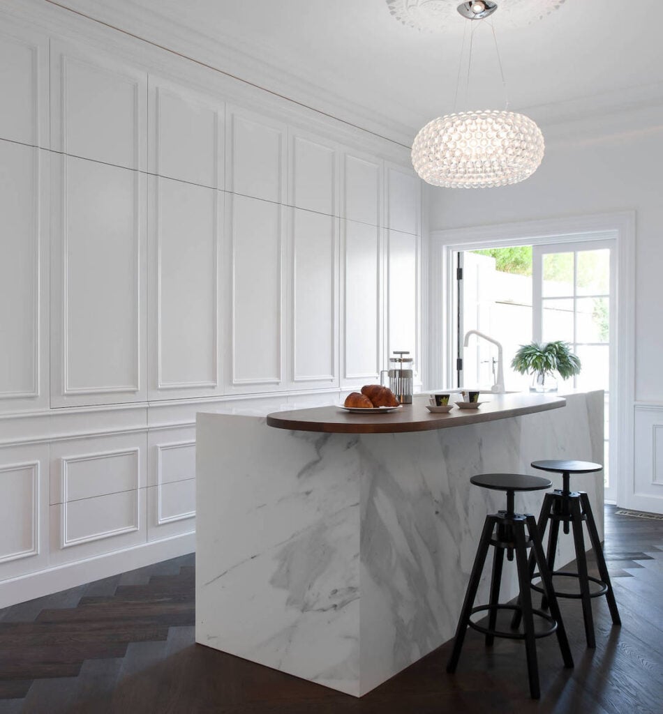 cuisine blanche moulure vintage élégant tabouret rond