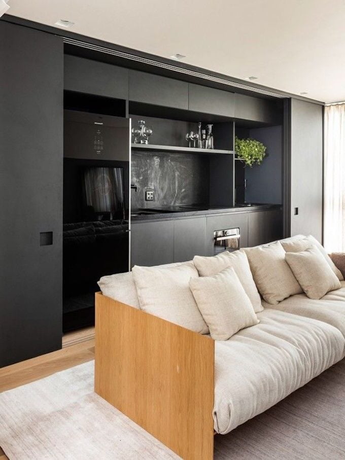 cuisine incruste mur noir mat canapé droit bois blanc