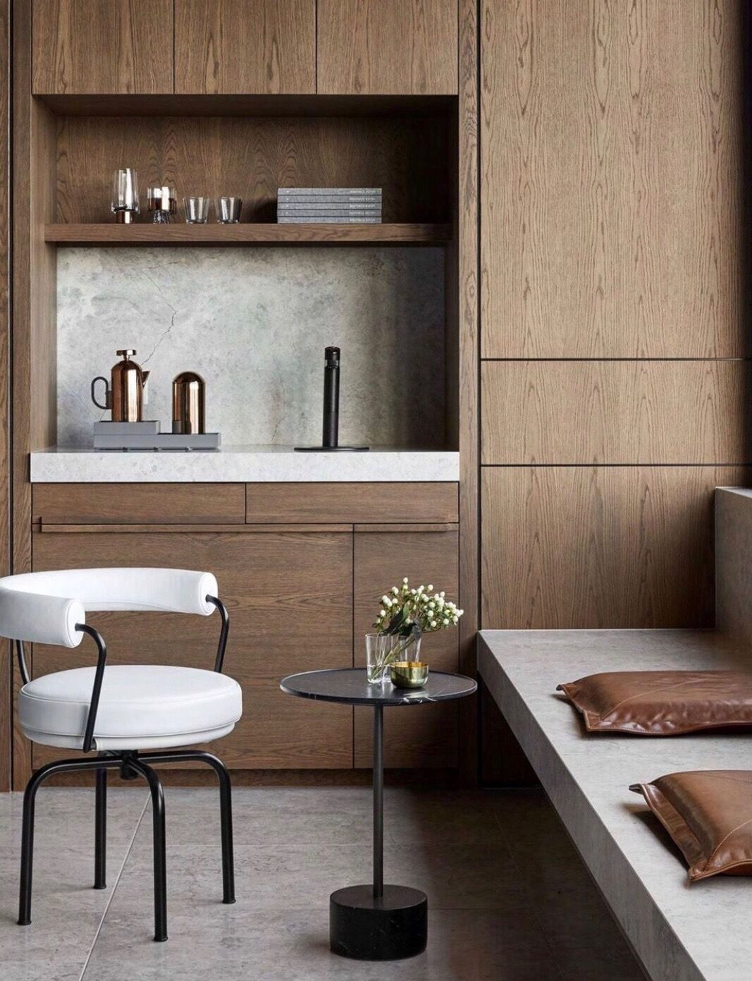 idée deco cuisine mobilier bois banquette béton gris siège rond blanc metal noir