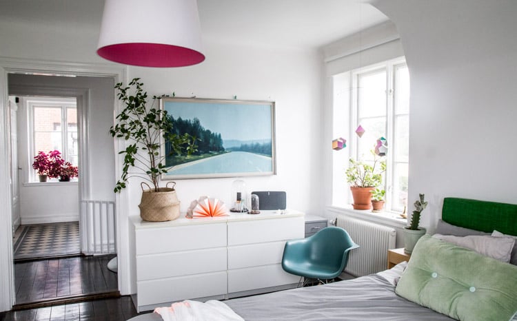 chambre blanche déco fluo bleu rose mobile origami diy