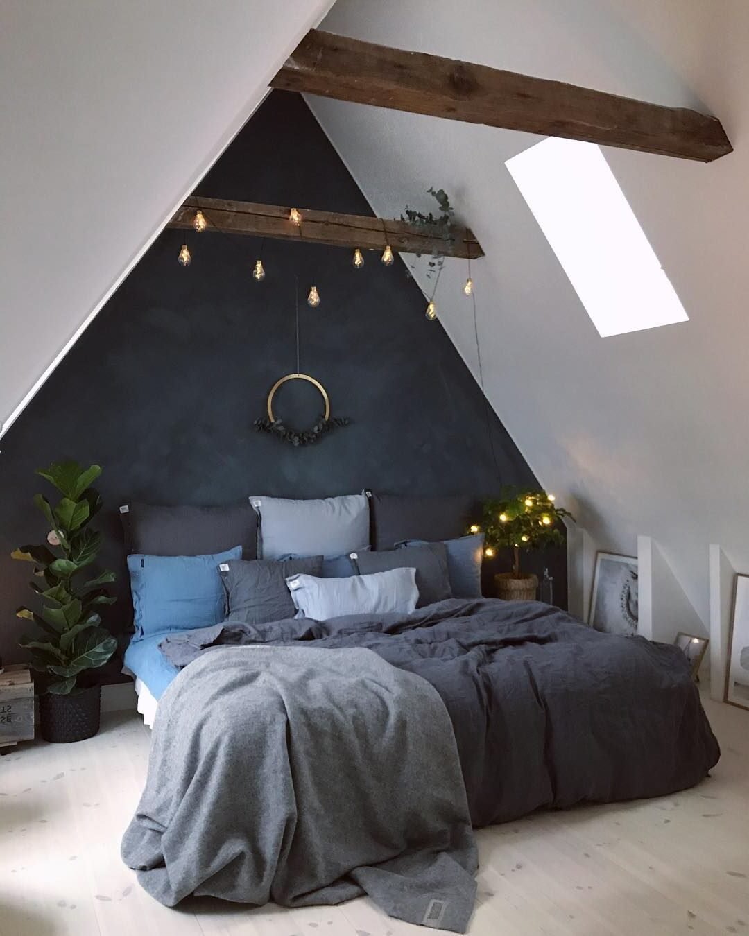 chambre poutre bois apparente guirlande lumineuse mur bleu marine